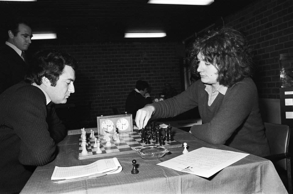 Hoogovenschaaktoernooi, 2e ronde Sosonko (l) tegen Timman, Bestanddeelnr 930-0834