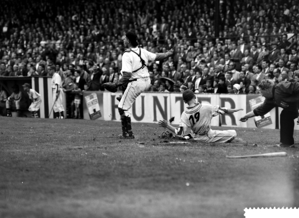 Honkbal Sparta tegen EHS 4-2, C de Bruin scoort punt, rechts scheidsrechter Van, Bestanddeelnr 911-4667