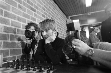 Hoogovenschaaktoernooi 1976 Andersson in de knel tussen fotografen, Bestanddeelnr 928-3636