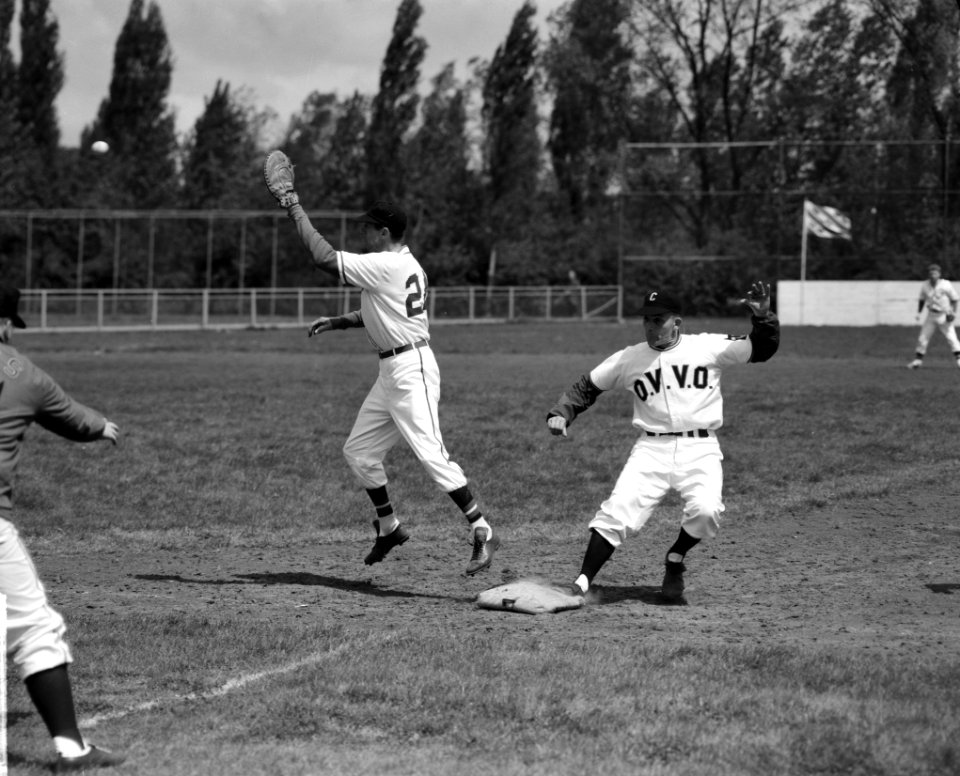 Honkbal OVVO tegen EDO Hannie Urbanus (OVVO) op het eerste honk, links honkman , Bestanddeelnr 915-1752