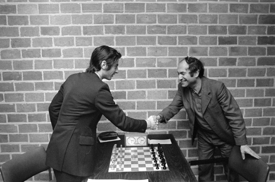 Hoogovenschaaktoernooi, laatste ronde Ljubojevic (links) schudt Tal de hand, Bestanddeelnr 928-3881