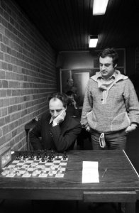 Hoogovenschaaktoernooi, Sosonko (staand) tegen Polugajevs, Bestanddeelnr 930-0947