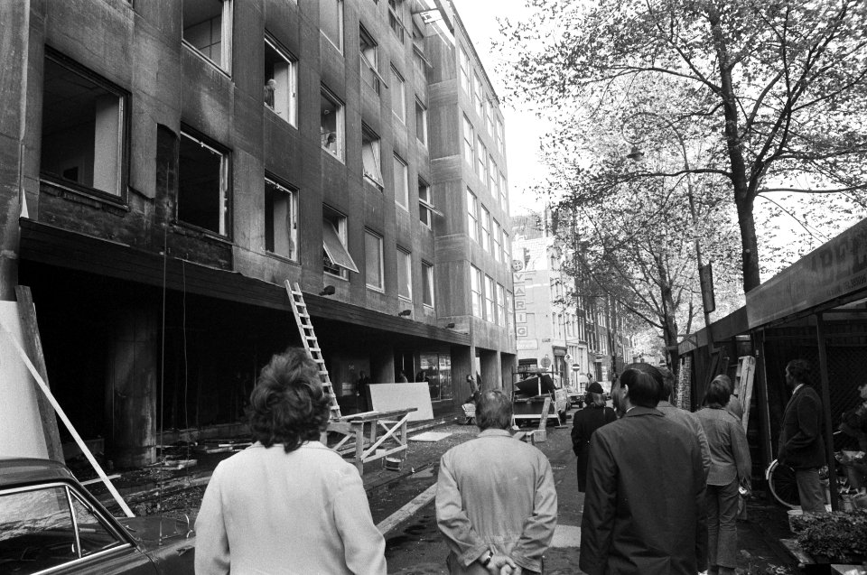 Hoofdkantoor Garuda aan Singel in Amsterdam uitgebrand, exterieur uitgebrand geb, Bestanddeelnr 927-1515