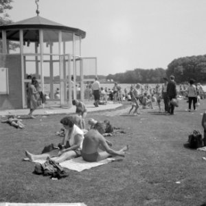 Hoofdstedelingen vluchten voor warmte, drukte in Amsterdams bos, Bestanddeelnr 916-4925