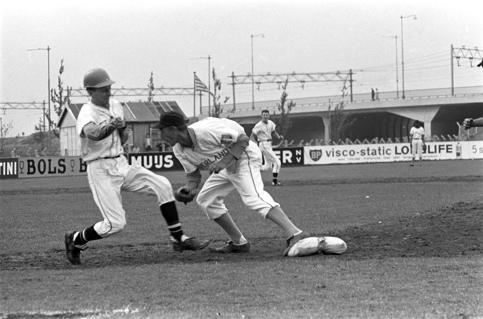 Honkbal Nederland tegen Belgie 12-0 Boudewijn Maat vangt Belgische speler uit, Bestanddeelnr 915-3972