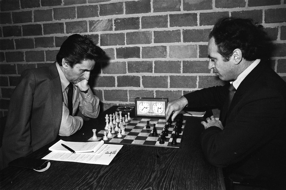 Hoogovenschaaktoernooi, 2e ronde Nikolac (l) tegen Polugujewski, Bestanddeelnr 930-0833