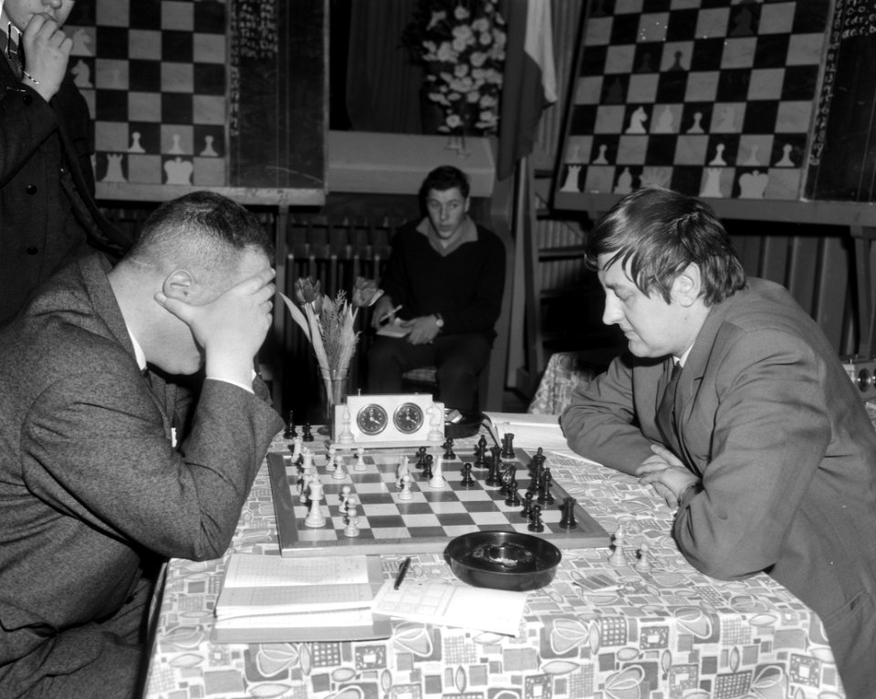 Hoogovenschaaktoernooi gestart, J. H. Donner (rechts) tegen H. Lehman, Bestanddeelnr 917-3110