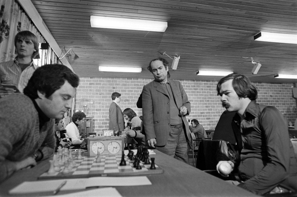 Hoogovenschaaktoernooi 1976 Sosonko (links) en Braun, midden Talj, Bestanddeelnr 928-3637