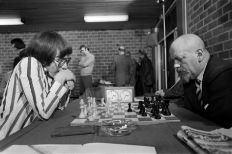 Hoogovenschaaktoernooi 1976 mevrouw Kusnir tegen Lehman (rechts) (meestergroep), Bestanddeelnr 928-3638