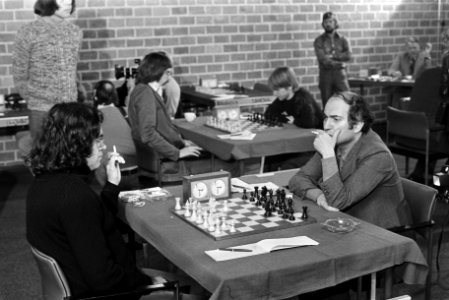 Hoogovenschaaktoernooi (vierde ronde) Ree (links) tegen Tal achteraan Bohm teg, Bestanddeelnr 928-3710
