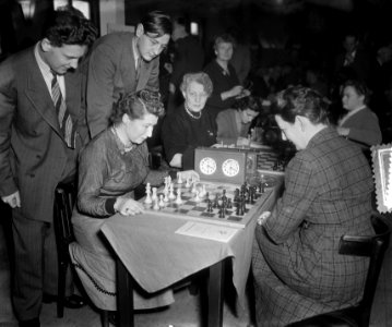 Hoogovenschaaktoernooi dames Fenny Heemskerk, R. Bruce, Donner, Bouwmeester, Bestanddeelnr 905-4838