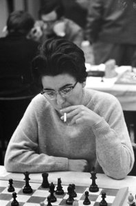 Hoogovenschaaktoernooi, mevrouw A. Nicolau rookt sigaren (Roemenie), Bestanddeelnr 917-3289