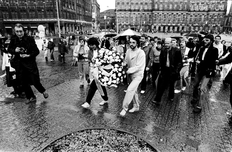 Homobevrijdingsdag in Amsterdam kranslegging bij Nationaal Monument op De Dam, Bestanddeelnr 930-9021