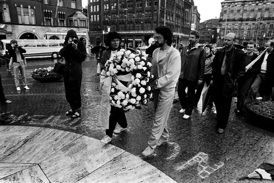Homobevrijdingsdag in Amsterdam kranslegging bij Nationaal Monument op De Dam, Bestanddeelnr 930-9022