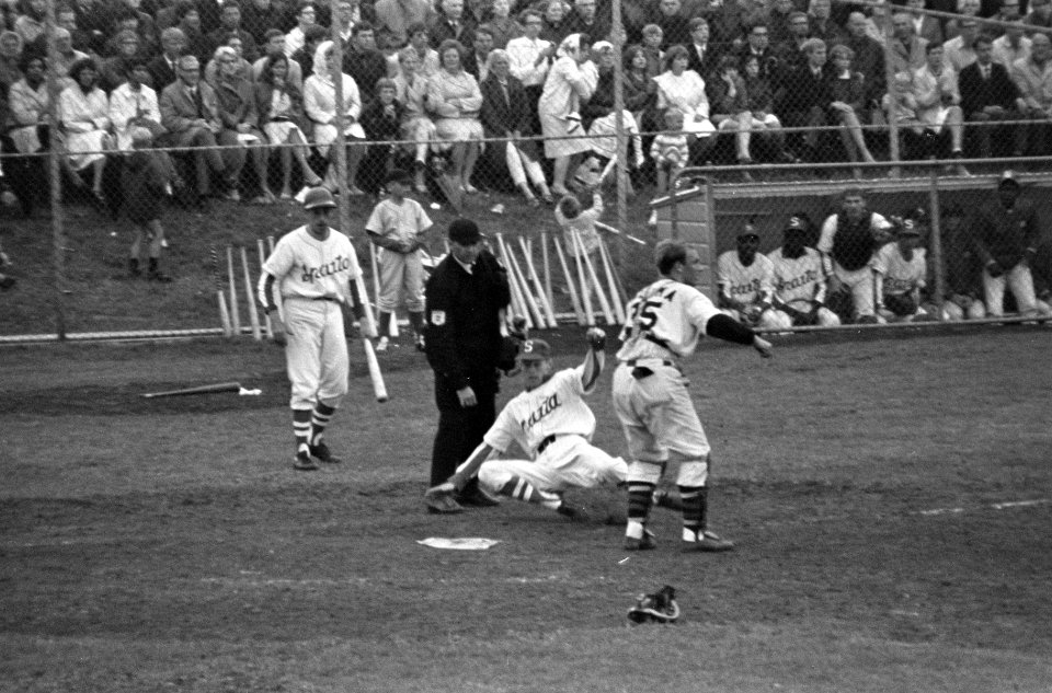 Honkbal ABC tegen Sparta, Van den Berg (Sparta) komt met sliding op thuishonk, Bestanddeelnr 919-2676