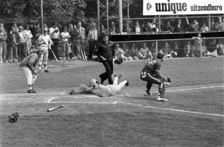 Honkbal Unique Giants tegen Amstel Tijgers 0-7 Harm Hooreman van Tijgers scoort, Bestanddeelnr 929-8278