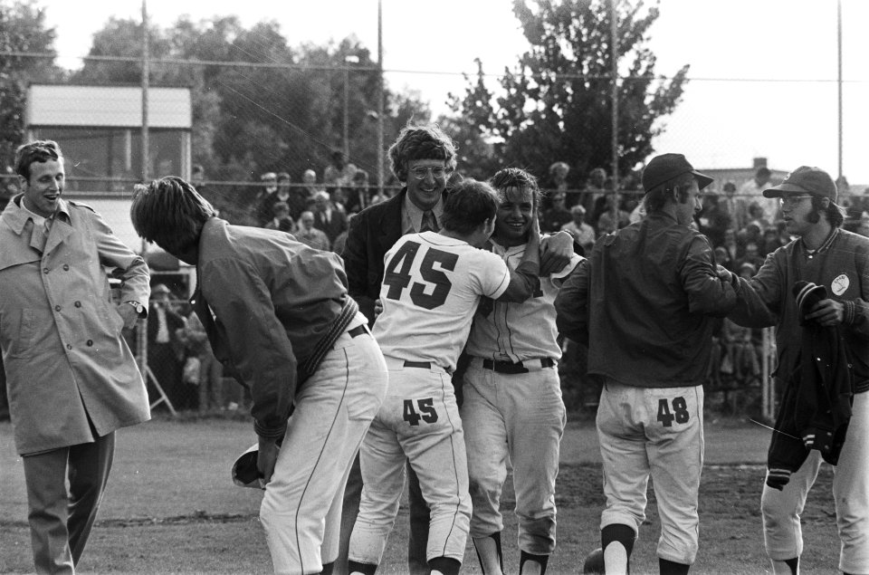 Honkbal Sparta tegen Haarlem Nicols , Johnny Jonkers (Sparta) wordt omhelsd, Bestanddeelnr 924-7983