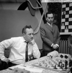 Hoogovenschaaktoernooi, de twee winnaars links de Rus Geller op achtergrond L. P, Bestanddeelnr 917-3676
