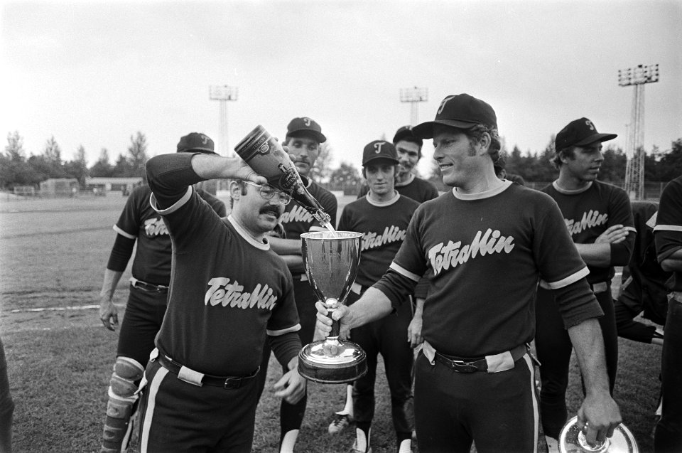 Honkbal. Haarlem Nicols kampioen Nicols-coach John Barrett schenkt champagne in, Bestanddeelnr 929-3138