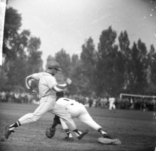 Honkbal OVVO tegen Sparta, honkman Smarte van OVVO is net iets te laat, Bestanddeelnr 917-8615