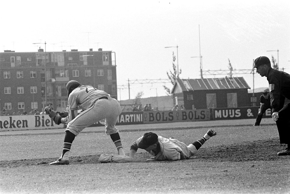 Honkbal Sparta tegen VVGA 11-1, Hudson John (r) in sliding Ferwerda kan er niets, Bestanddeelnr 916-5914