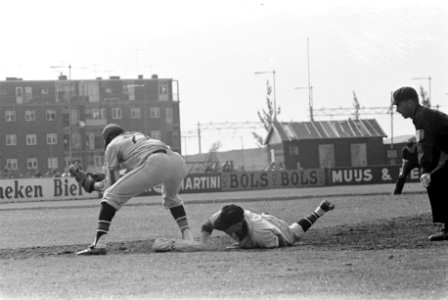 Honkbal Sparta tegen VVGA 11-1, Hudson John (r) in sliding Ferwerda kan er niets, Bestanddeelnr 916-5914