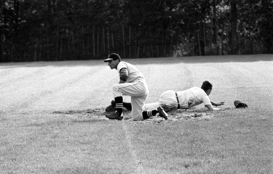 Honkbal VVGA tegen Schoten 0-2, Nijhuis komt binnnen op tweede honk, Bestanddeelnr 911-5169