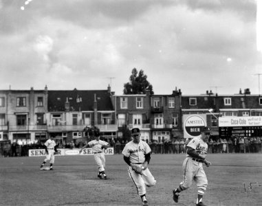 Honkbaltoernooi te Haarlem Rudy Holmes wordt op de schouders genomen, Bestanddeelnr 912-7856