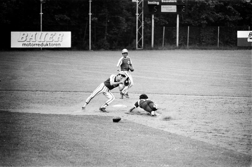 Honkbal Amstel Tijgers tegen UVV Bill McGreen wordt uitgetikt door Wedman van A, Bestanddeelnr 930-3462