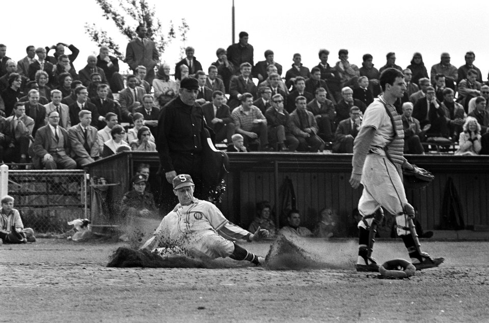 Honkbal om Europa Cup , Sparta tegen Saintropez, De Koning (links) maakt een sli, Bestanddeelnr 917-8454