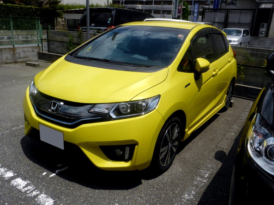 Honda FIT HYBRID S Package (GP6) front