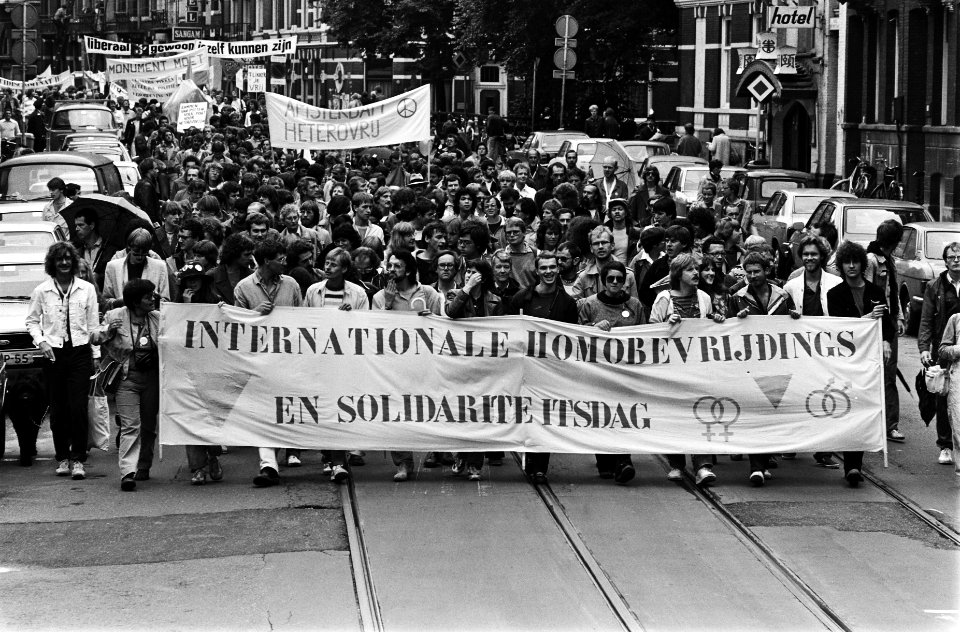 Homobevrijdingsdag in Amsterdam demonstratie onderweg, Bestanddeelnr 930-9019