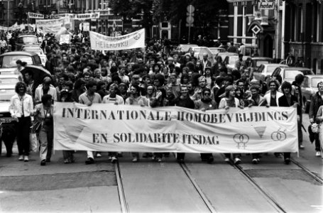 Homobevrijdingsdag in Amsterdam demonstratie onderweg, Bestanddeelnr 930-9019