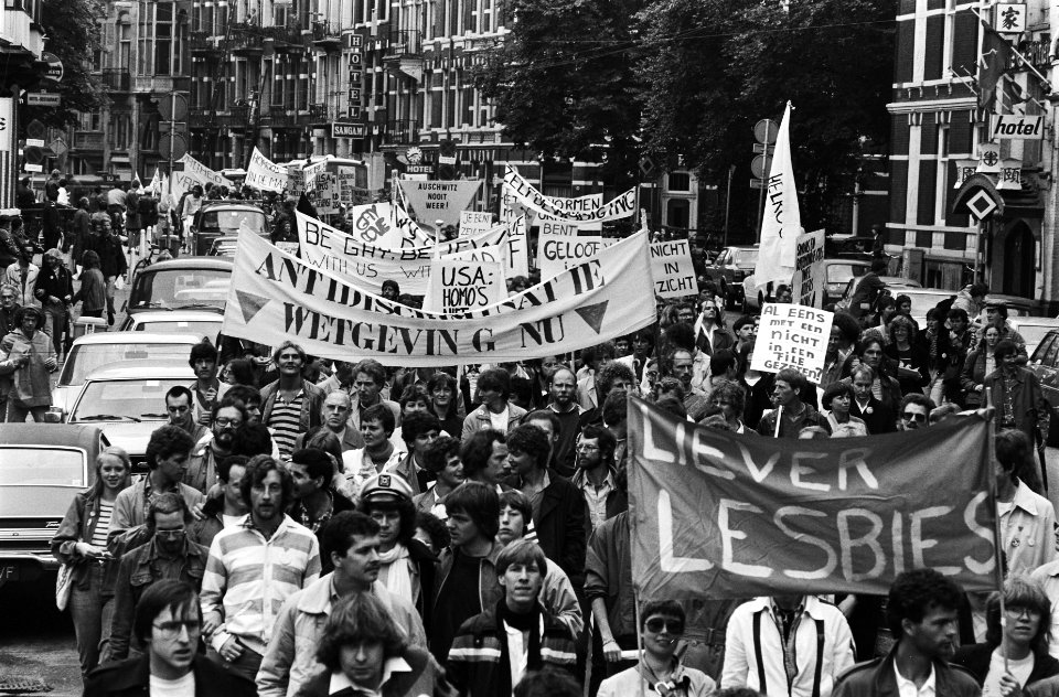 Homobevrijdingsdag in Amsterdam demonstranten onderweg, Bestanddeelnr 930-9024