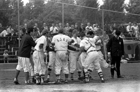 Honkbal Ajax tegen Haarlem Nicols , R. Leyssner (Ajax) scoort voor tweede maal h, Bestanddeelnr 919-2240 photo