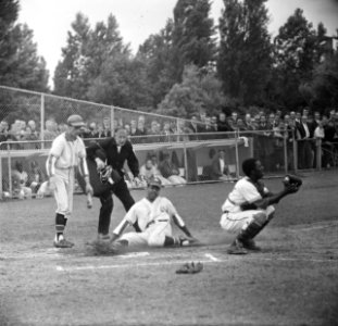 Honkbal Ajax tegen Sparta 0-24, Arindell komt met een sliding op thuisplaat, Bestanddeelnr 917-9538