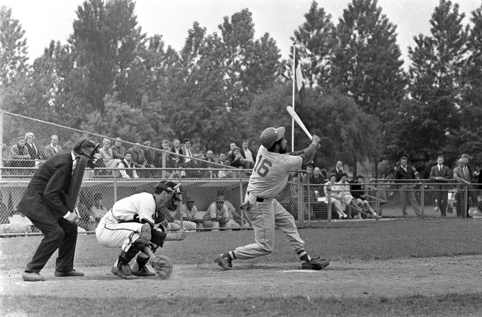 Honkbal, OVVO tegen Ajax 3-6, Balugen (Ajax) slaat hard catcher Crowl (OVVO) van, Bestanddeelnr 920-3781