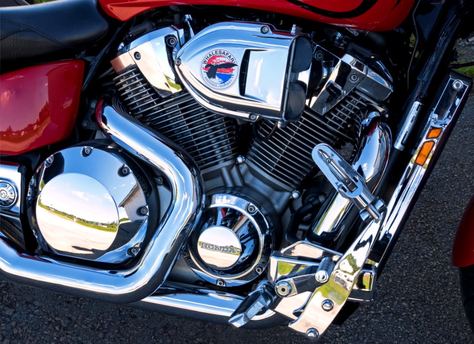 Honda VTX 1800 C 2007 - engine side view