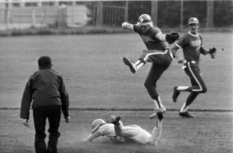 Honkbal Unique Giants tegen Amstel Tijgers 0-7 Don Wedman van Tijgers steelt 2e, Bestanddeelnr 929-8277