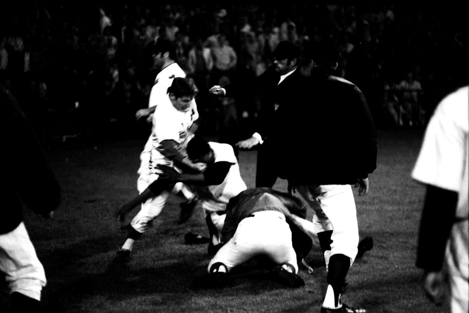 Honkballers op de vuist tijdens de Haarlemse Honkbalweek, 27 juni 1969, NL-HlmNHA 1478 07274 K 21