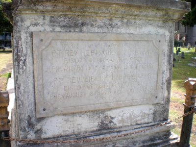 Honolulu-CatholicCemetery-vicarsapostolic-tombstone
