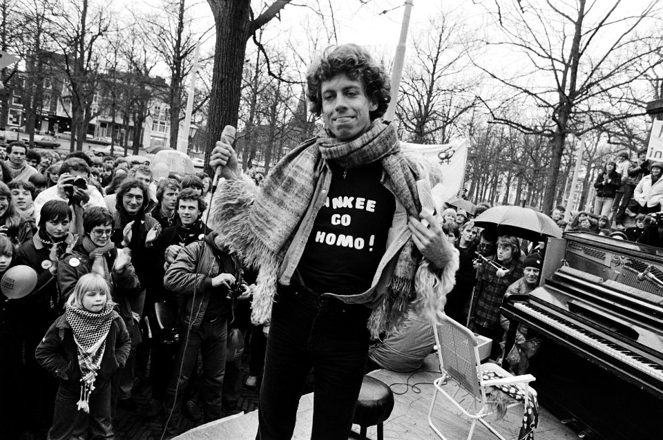 Homosexuelen houden protestbijeenkomst voor Amerikaanseambassade in Den Haag teg, Bestanddeelnr 930-6405
