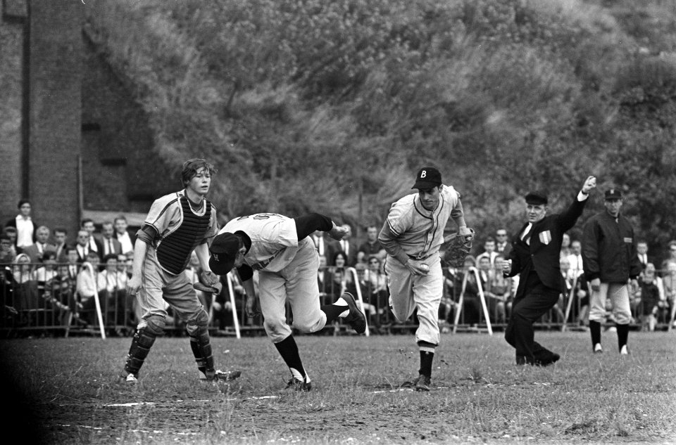 Honkbal Belgie tegen Nederland, Boudewijn Maat tussen derde honk en thuisplaat, Bestanddeelnr 918-0493