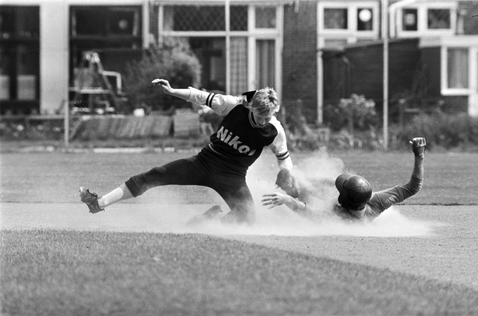 Honkbal Wera Kinheim tegen Nikon HCAW Frank Beek Kinheim (rechts) steelt 2e ho, Bestanddeelnr 929-8279