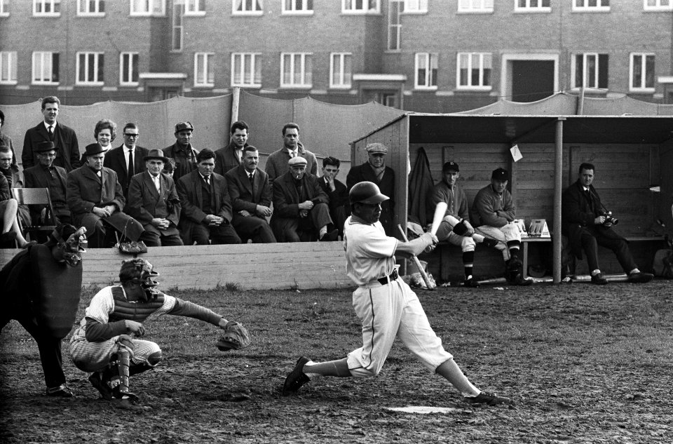 Honkbal Belgie tegen Nederland te Antwerpen Arrindell aan bath met achter hem d, Bestanddeelnr 915-1883