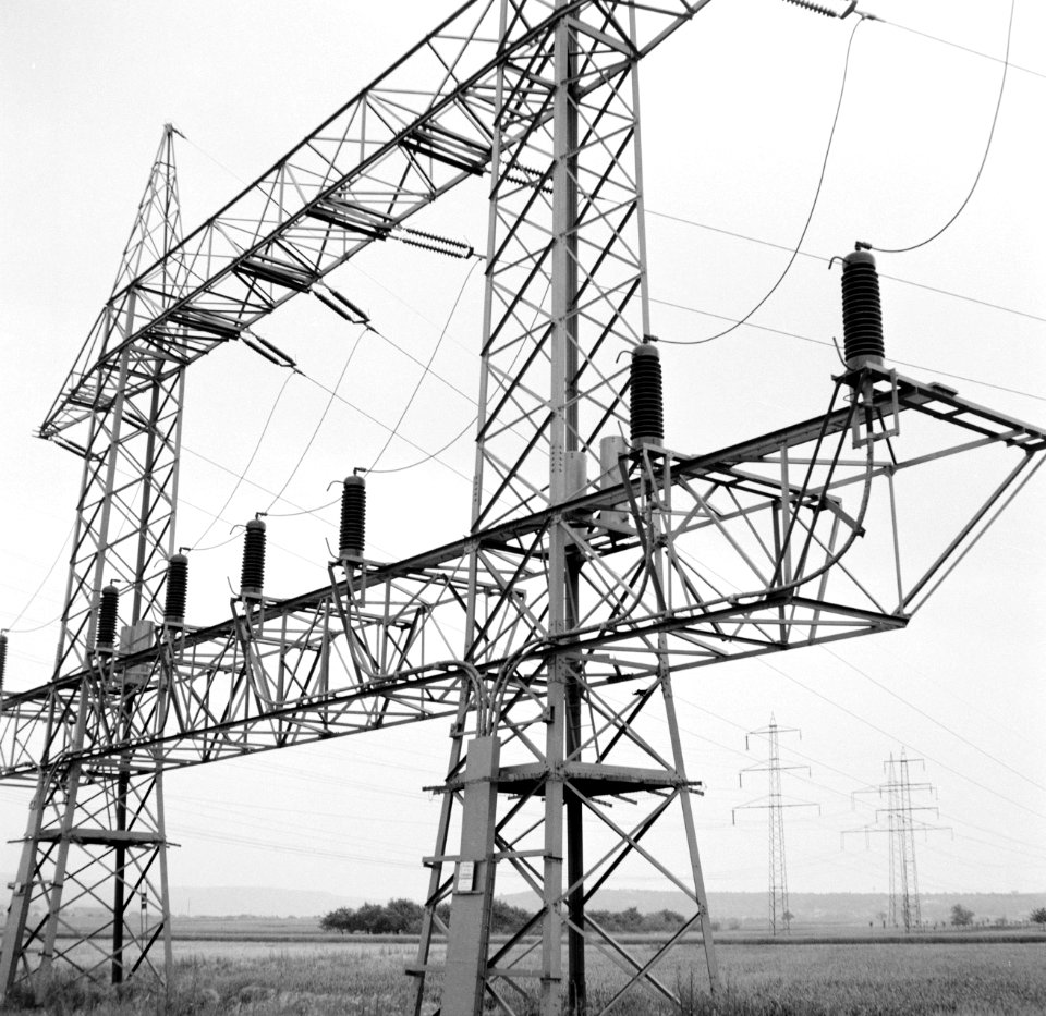 Hoogspanningsmast met isolatoren en elektriciteitsleidingen nabij Koblenz, Bestanddeelnr 254-1008