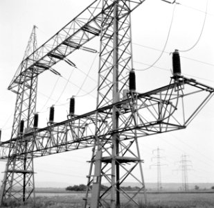 Hoogspanningsmast met isolatoren en elektriciteitsleidingen nabij Koblenz, Bestanddeelnr 254-1008