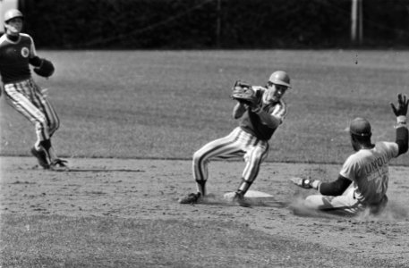 Honkbal Amstel Tijgers tegen Unique Giants 7-2 Ben Richardson van Giants (r) be, Bestanddeelnr 929-8020