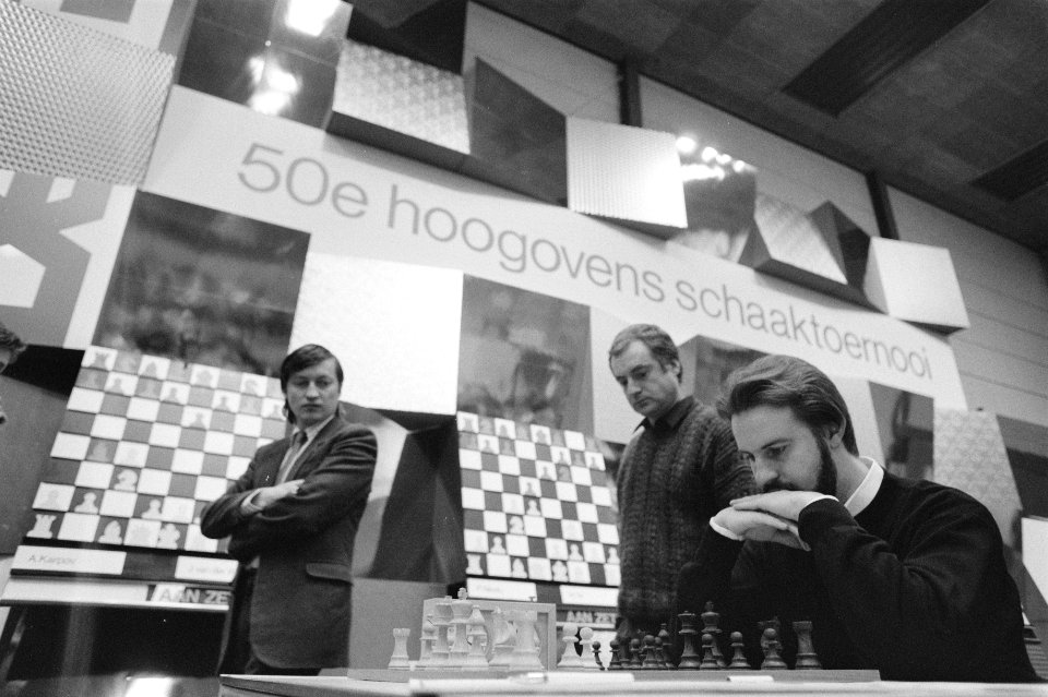 Hoogovensschaaktoernooi, 8e ronde Van der Wiel (r) in partij tegen Karpov (l), , Bestanddeelnr 934-1704