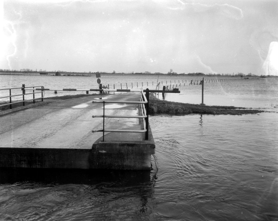 Hoogwater in de omgeving van Zwolle een afgesloten weg bij Hattem, Bestanddeelnr 918-5491